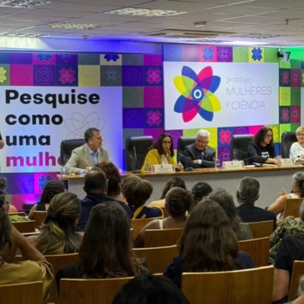 Instituições federais do MEC recebem Prêmio Mulheres e Ciência